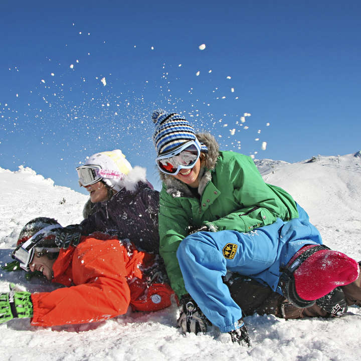 Mujer con ropa de esquí y gafas en la montaña de invierno de nieve